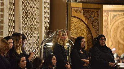 خطيبة هيثم أحمد زكي والأخ غير الشقيق له يتلقيان عزاء الراحل