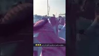 مشاجرة بين مجموعة من الأشخاص بالسلاح الأبيض بالسعودية (فيديو)
