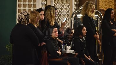 انهيار خطيبة هيثم أحمد زكي في عزائه بمسجد الشرطة (فيديو)