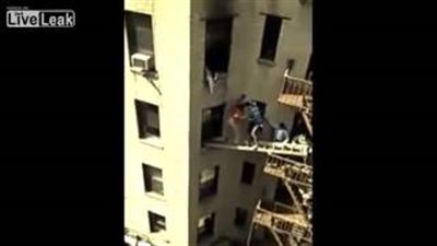 بالفيديو.. إنقاذ يحبس الأنفاس لرجل من داخل شقة مشتعلة