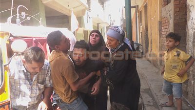 بالفيديو والصور.. لحظة انهيار شقيق شهيد رفح أثناء تشيع جثمانه