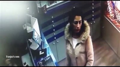بالفيديو.. لحظة سرقة فتاة حسناء هاتفا محمولا من محل بالمغرب