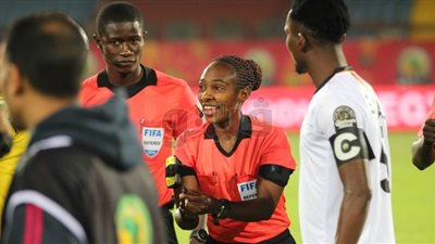 سيدة تحكم مباراة جنوب أفريقيا وزامبيا بأمم أفريقيا تحت 23 عامًا (صور)
