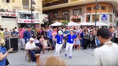 ذوو الاحتياجات الخاصة يرقصون على أنغام يونانية بوسط القاهرة (فيديو)