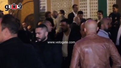 تامر حسني يتجاهل حسام الحسيني في عزاء هيثم أحمد زكي (فيديو)