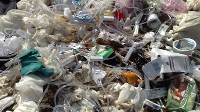 التحقيق مع صاحب مصنع يبيع المخلفات الطبية الخطرة بالجيزة