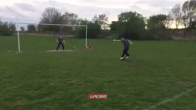 بالفيديو.. كرة تضع شابا في موقف محرج أمام أصدقائه