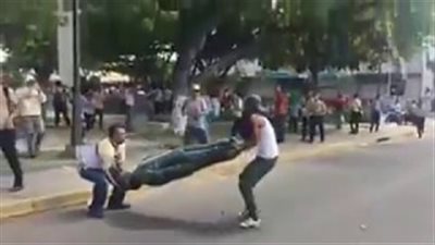 بالفيديو.. متظاهرون يحطمون تمثال الرئيس الفنزويلي السابق