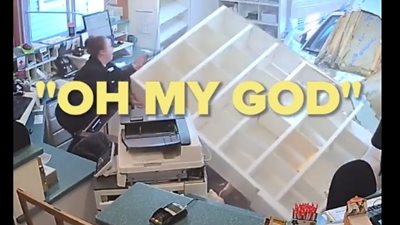 بالفيديو.. سيارة مسرعة تقتحم عيادة بيطرية