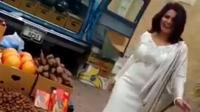 بالفيديو.. كويتية حسناء تتسبب في توقف حركة المرور بسبب البطيخ