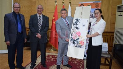رئيس جامعة بنها يستقبل وفدًا من الطلاب الصينيين