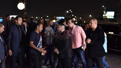 تامر حسني وأحمد حلمي في عزاء هيثم أحمد زكي (صور)