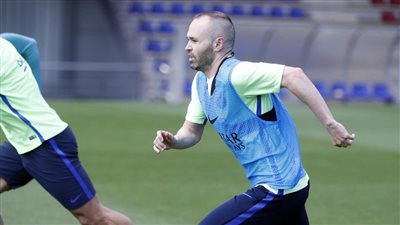 برشلونة يستعيد إنيستا في موقعة فياريال.. الليلة