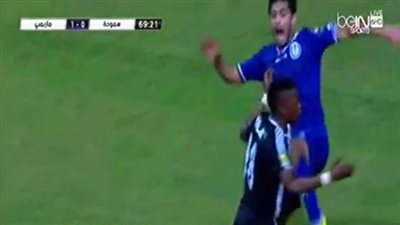بالفيديو.. لاعب مازيمبي يعتدي بالضرب على مدافع سموحة بدون كرة
