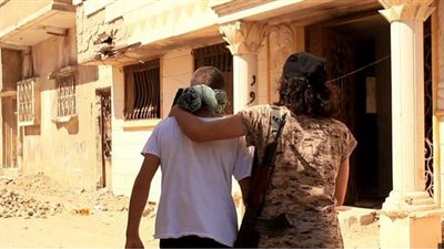 بالصور.. «داعش» يعدم عضوين بالتنظيم لاتهامهما بالشذوذ