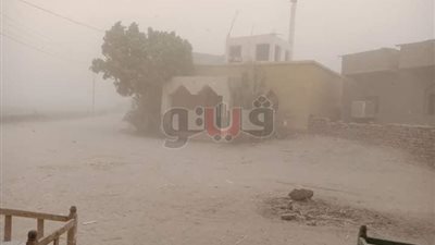 عاصفة ترابية تهب على الأقصر (صور)
