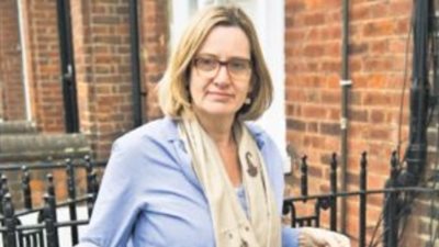 استقالة وزيرة داخلية بريطانيا تتصدر الصفحات الأولى للصحف (صور)