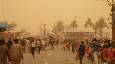 عاصفة ترابية تضرب محافظة الأقصر (صور)