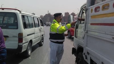 المرور تواجه العواصف الترابية.. تنشر سيارات إغاثة مزودة بكاميرات مراقبة على الطرق.. تصدر 10 نصائح للقيادة الآمنة.. تغلق الطرق الصحراوية بـ5 محافظات للحد من الحوادث (صور)