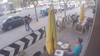 بالفيديو..«بيتزا» تنهي شجارا عنيفا بين شخصين