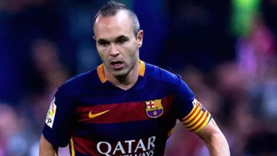 برشلونة يضع اسم «إنييستا» على حافلة الفريق تكريمًا له