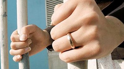 حبس خادمة بتهمة سرقة شقة مخدومتها في النزهة