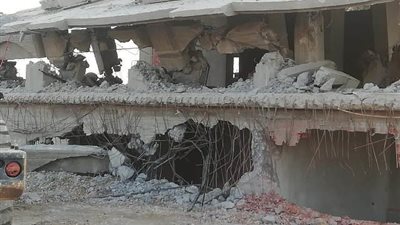 إزالة مبنى مخالف مقام على طريق 