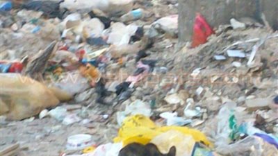 بالصور.. تراكم أكوام القمامة بشوارع الغردقة