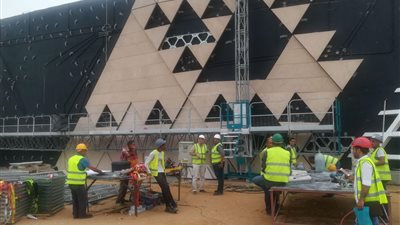 الآثار: استمرار أعمال التشطيبات الداخلية والخارجية بالمتحف الكبير (صور)