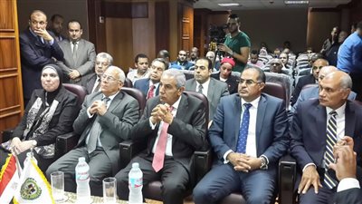 وزير الصناعة يؤكد الحرص على تقليل زمن الإفراج عن الرسائل والتكاليف