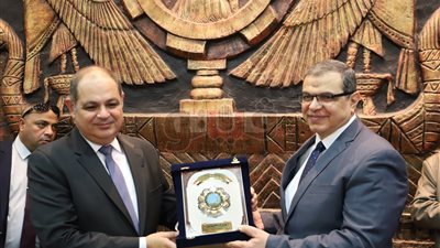 سعفان ومحافظ الغربية يتبادلان الدروع في حفل توقيع 35 اتفاقية عمل جماعية