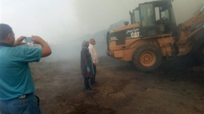 10 سيارات إطفاء للسيطرة على حريق قش أرز بالدقهلية (صور)