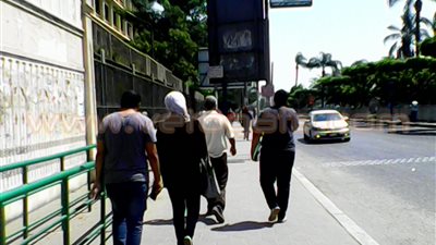 بالصور.. إقبال كثيف للطلاب على مكاتب تنسيق جامعة عين شمس