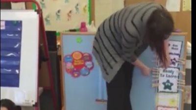 بالفيديو.. معلمة تتعرض لموقف محرج أمام الأطفال