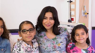رسالة شيرين عبد الوهاب لطفل مريض بالسرطان بعد زيارته في مستشفى 57