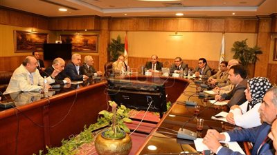 وزير القوى العاملة ومحافظ الغربية في لقاء مفتوح مع العمال لبحث مشاكلهم