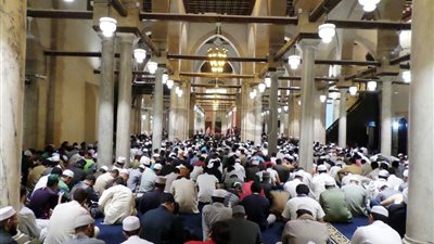 المئات يشاركون في «مجلس حديثي» بالأزهر احتفالا بليلة النصف من شعبان