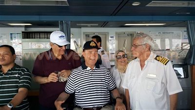 بالفيديو والصور.. مهاب مميش يقود أول سفينة تعبر قناة السويس الجديدة