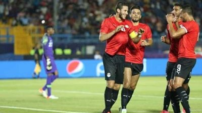 المنتخب الأوليمبي بالقميص الأحمر والشورت الأسود أمام غانا
