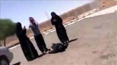 بالفيديو.. لحظة وفاة «معلمة» في جامعة تبوك وسط الشارع