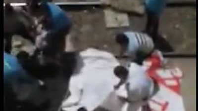 فيديو مروع لانتشال جثة طفل قسمها الترام إلى نصفين بالإسكندرية