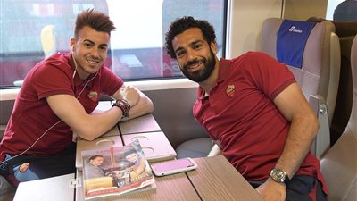 محمد صلاح يصل مع روما إلى ميلانو لمواجهة الميلان