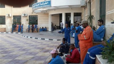 إضراب 40 عاملًا  بـ 