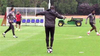 مدرب تشيلسي يستعد لمباراة ميدلزبره بالوقوف على الكرة