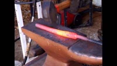 بالفيديو.. شاهد كيف يتم تصنيع الخناجر