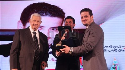 وزير الرياضة يسلم الزميل محمد وردة جائزة التفوق الصحفي (صور)