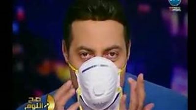 الغيطي يرتدي «الكمامة» على الهواء لمواجهة العواصف الترابية (فيديو)