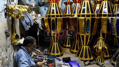 «وهلاله بيبان دايما فرحان».. فانوس رمضان من الورشة للشارع (فيديو وصور)