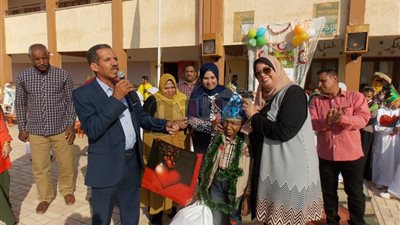 تلاميذ مدرسة بالوادي الجديد يحتفلون بشفاء زميلهم من السرطان (صور)