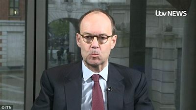 مدير شركة يقع في موقف محرج خلال انتظاره مقابلة تليفزيونية (فيديو وصور)